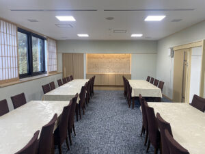 浦和斎場の洋室待合室の写真を表示