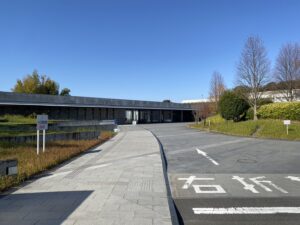 大宮聖苑の車寄せと外観の写真を表示