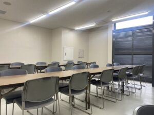 ひかり会館のテーブルと椅子がある待合室の写真を表示